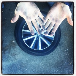 Une femme qui change les pneus